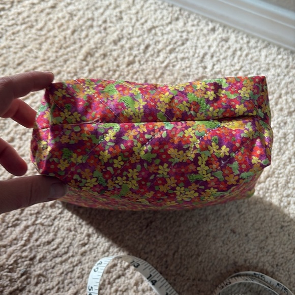 Floral quilted zipper bag with green liner - Picture 7 of 8